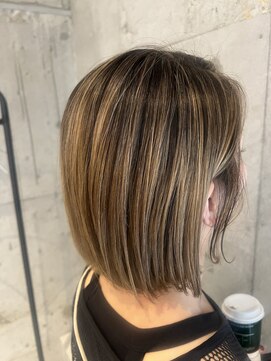 プラスシー(+C) 全頭ブリーチから地毛にハイライトへ/福岡地毛にハイライト