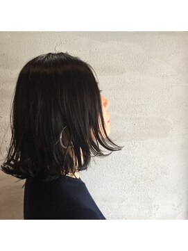 ヘアアンドビューティー クローバー(Hair&Beauty Clover) フープピアスと外ハネ/ニュアンスカラー/アッシュブラック