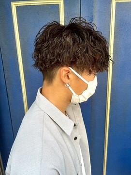 エレナ(elena) ツイストスパイラルコンマヘアスキンフェードアッシュ束感