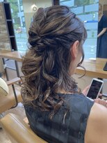 ヴィサージュクルー(VISAGE crew) ハーフアップデザイン!