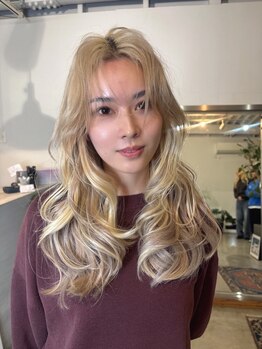 【エクステの毛質ランクで最高級☆100％人毛】付け心地が軽くて薄く、ハイトーンカラーでも色落ちしない!