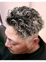 シザーズ(SCISSORS) スキンフェード/極道パーマ/ホワイトメッシュ/バーバー