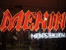 メイン(MENIN)の雰囲気（ MENINの象徴でもあるネオン管が、店内を特別な空間に。）