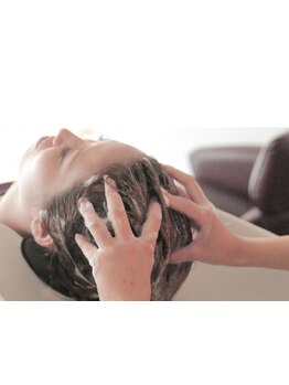 心も髪もリフレッシュできる極上のリラクゼーションで、頭皮から美しく。