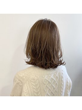 バズ ビー(BUZZ Bee) ミルクティーベージュ外ハネレイヤーボブ