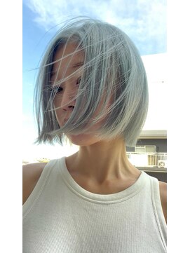 オーオシカシカスペース(OOO YY Space) 淡い水色と前上がりボブ