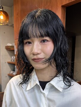 ナループロアポンテ(Nalu pu loa PONTE) ミディアムレイヤーパーマ顔周りレイヤーカットブルーブラック