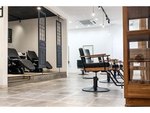 コンティニュー ヘア デザイン(CONTINUE hair design)の雰囲気（アンティーク調な落ち着きのある空間でごゆっくりお過ごし下さい）