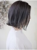 柔らかなアッシュグレーの切りっぱなしボブヘア