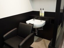 ワンエイトメンズサロン(ONE EIGHT MEN'S SALON)の雰囲気（個室のシャンプーブースでゆったりリラックス）