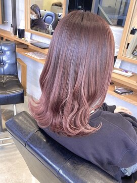 ソッカ(socca) 軽やかピンクブラウンの外ハネセミロング