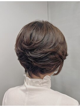 ルーファス メグロ(Ruufus Meguro) 白髪ぼかし×ひし形小顔×30代40代50代×ショートボブ202311