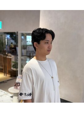 ウノプリールヴァモス(unopulir Vamos) センターパートニュアンスパーマ襟足あり