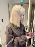 17438全頭ブリーチホワイトブロンドミニマル切りっぱなしボブ