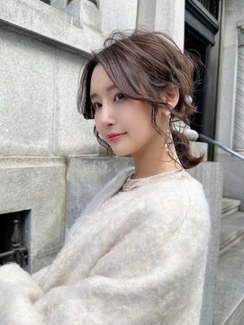 アイユー(ii+U) ベージュピンク　ローポニーテール　ボブアレンジ