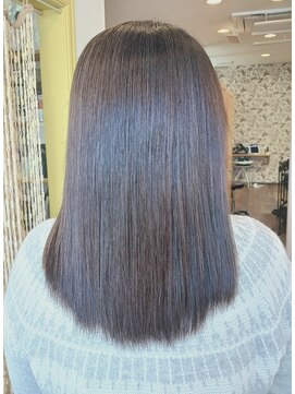 今日の彼女の髪は魔法的 魔法の白髪ぼかしカラー