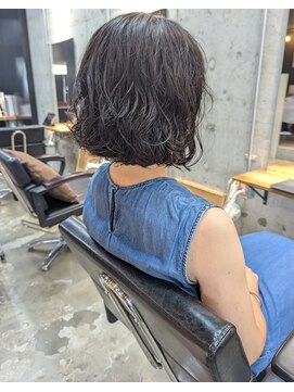 ローハ アゲオ(Lowha -ageo-) クセ毛風パーマボブ×ダークグレーでクールなお洒落ヘア