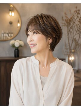 バグズ(Baguz) 40代50代小顔ひし形ショートレイヤー艶感丸みシルエットショート