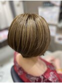 ショートボブ×明るめベージュカラー
