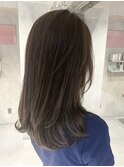 赤みを消すオリーブグレージュと顔周りレイヤーで柔らかい印象に