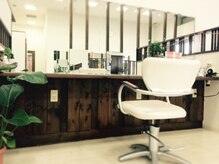 アーツヘアー東与賀店の雰囲気(木のぬくもりを感じる店内)