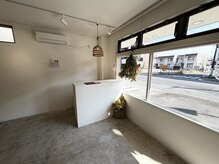 モク(mok)の雰囲気（自然光がしっかり入る明るいサロンです。）