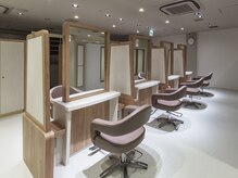 エッジ オリジネーション 梅田店(edge origination)の雰囲気（セット面が8席、[カラー/白髪染め]）