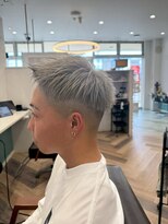 バディヘアーサロン(BUDDY HAIR SALON)&nbsp;ツーブロック刈り上げハイトーンカラー暖色系カラーメンズカット
