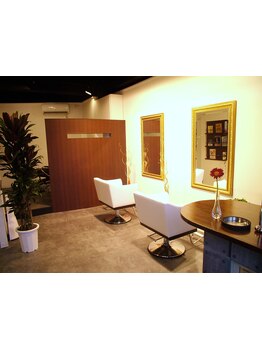 2席のみでホッとする癒し空間♪細やかな気遣いと理想を形にする似合わせ技術で幅広い年齢層に人気のSalon☆