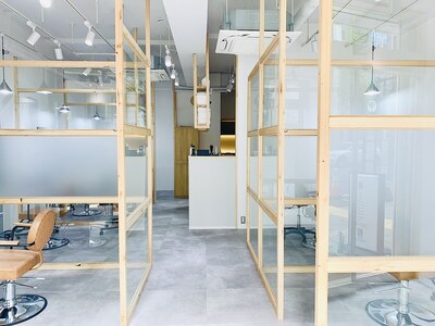 全店舗中平均口コミ評価圧倒的No.1。半個室タイプのサロンです。