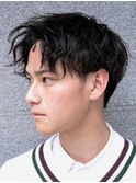 前下がりセンターパート刈り上げ黒髪ビジネスパーマ流行