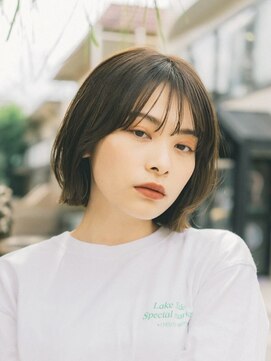 ガーデンヨコハマエスト(GARDEN YOKOHAMA est) 外ハネボブ くびれヘア 切りっぱなし 小顔 オリーブグレー