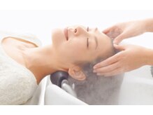 ヘアーアンドリラクゼーション 結(HAIR&RELAXATION)の雰囲気（個室の心地良い空間。ケア剤も豊富に取り揃えています。）