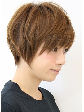 レウナ 外苑前(Reuna) 20代30代40代大人可愛いひし形ショートボブ　襟足すっきり