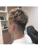 スキンフェード×ハイトーンカラー×ツイストスパイラルスタイル