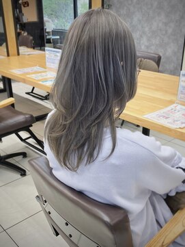 ラウル(Laulu) ミディアムヘア/暗めカラー/グランマッシュ/佐倉