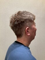 アクセ 短髪ハイトーンベージュアップバング刈り上げツーブロック