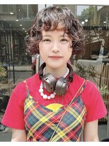 ザレミー(THE REMMY)&nbsp;リップラインのミニボブにくるくるな癖毛風パーマ