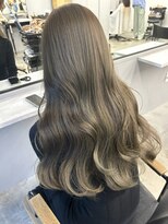 赤みをしっかり消してくれるオリーブカラー