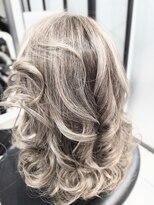 ヘアースタジオ ジェイワン(hair studio J ONE)&nbsp;グレーベージュ/ハイライト/白髪ぼかし/脱白髪染め/40代50代60代