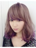 つややかな質感で大人可愛く