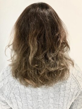 コム(com by neolive) クセ毛を活かしたスタイル