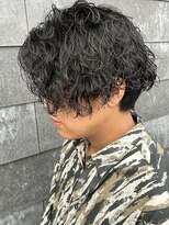 ヒュイル バイ ニアウ(Hwyl by Niau) メンズセンターパート波巻きスパイラルパーマニュアンスパーマ