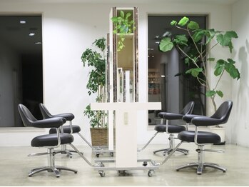 フィット ヘア デザイン(Fit hair design)の写真/《骨格を立体的に補正》する独自のカット技術でBestなスタイルを叶えてくれる♪ゆったり過ごせる雰囲気が◎