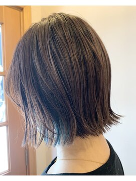 トレパルッキエーレ(tre parrucchiere) ［-tre-］切りっぱなしボブ×インナーカラー　20代／30代／40代