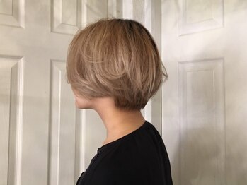 青い角の写真/【21時まで営業】忙しいあなたも安心して通えるサロン☆心を休める貴重な時間でトレンドヘアをご提案◎