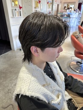 マカロンコワフュールドウシワカマル(macaron coiffure de ushiwakamaru) センターパートウルフ