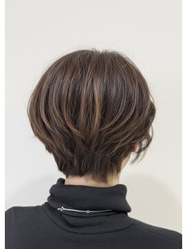 丸みシルエットのくびれショートボブ