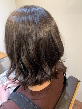 カミナ(KAMINA) ナチュラルグレージュカラー。