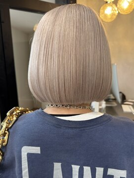 エイチ(H) xブリーチ/イメチェン/ホワイトブロンド/外ハネボブ/美髪/